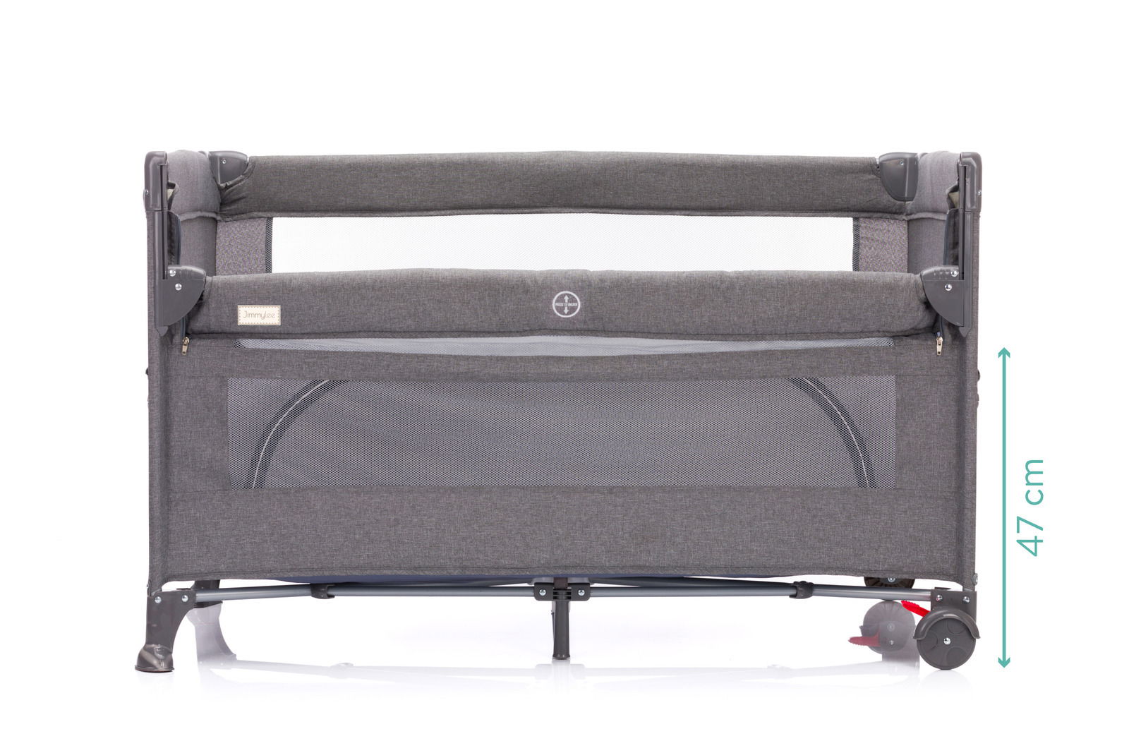 Frontansicht eines grauen Reisebetts mit Netzseiten und Rollen, Höhe 47 cm