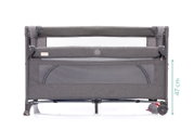 Frontansicht eines grauen Reisebetts mit Netzseiten und Rollen, Höhe 47 cm
