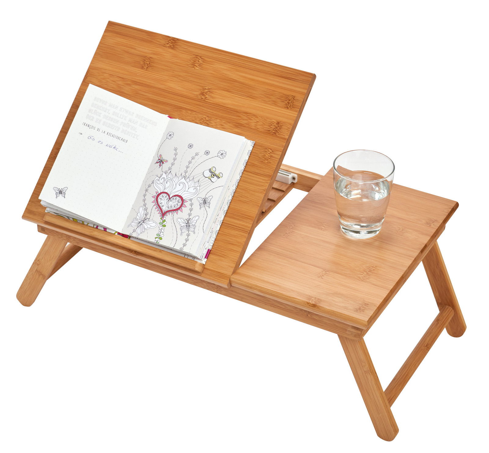 Betttablett aus Holz mit verstellbarer Leseklappe, darauf ein aufgeschlagenes Buch und ein Glas Wasser, seitliche Perspektive
