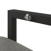 Nahaufnahme eines Gartensessels mit schwarzem Metallrahmen und grauem Polster, seitliche Perspektive