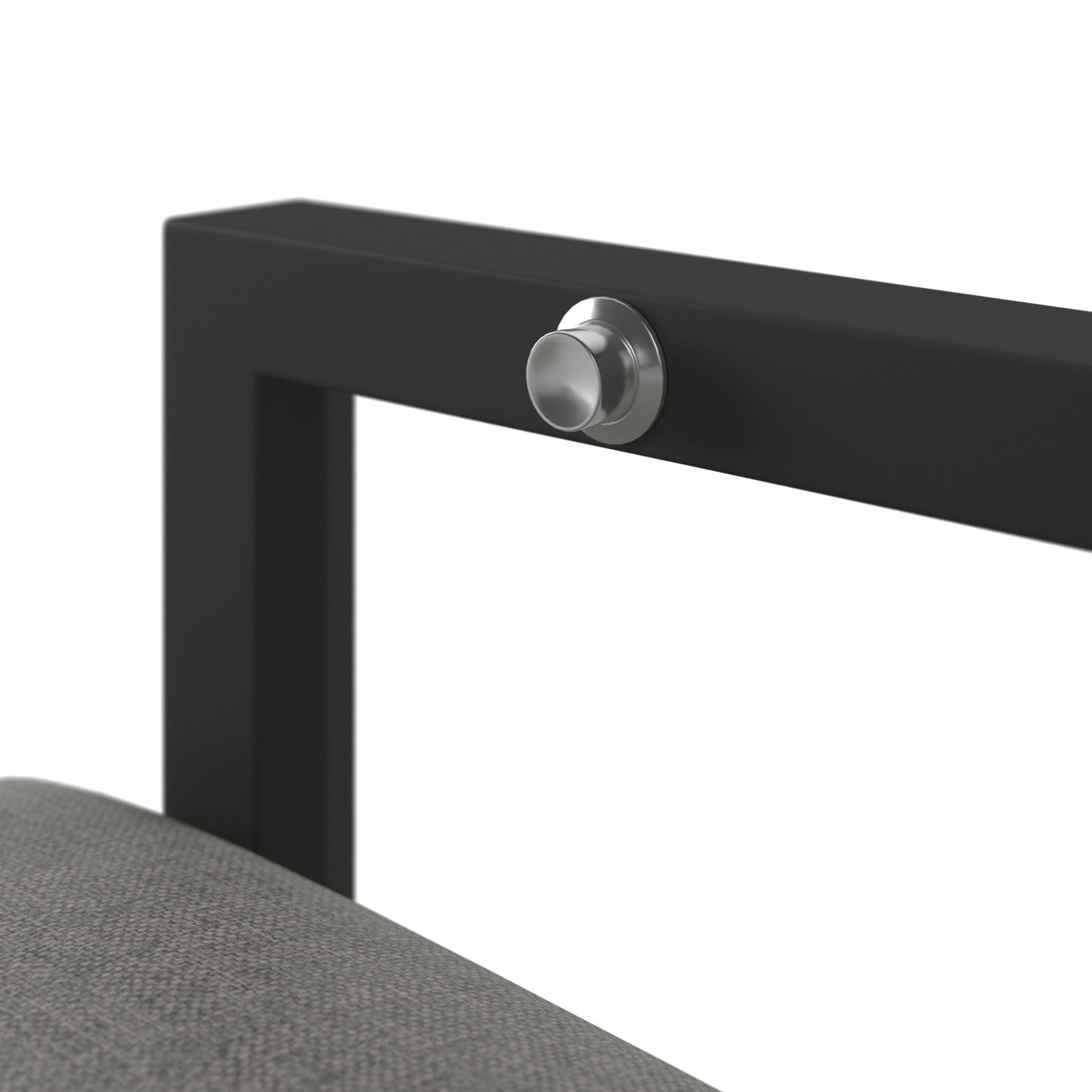 Nahaufnahme eines Gartensessels mit schwarzem Metallrahmen und grauem Polster, seitliche Perspektive