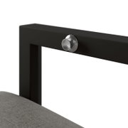 Close-up van een tuinstoel met een zwart metalen frame en grijze bekleding, gezien vanaf de zijkant