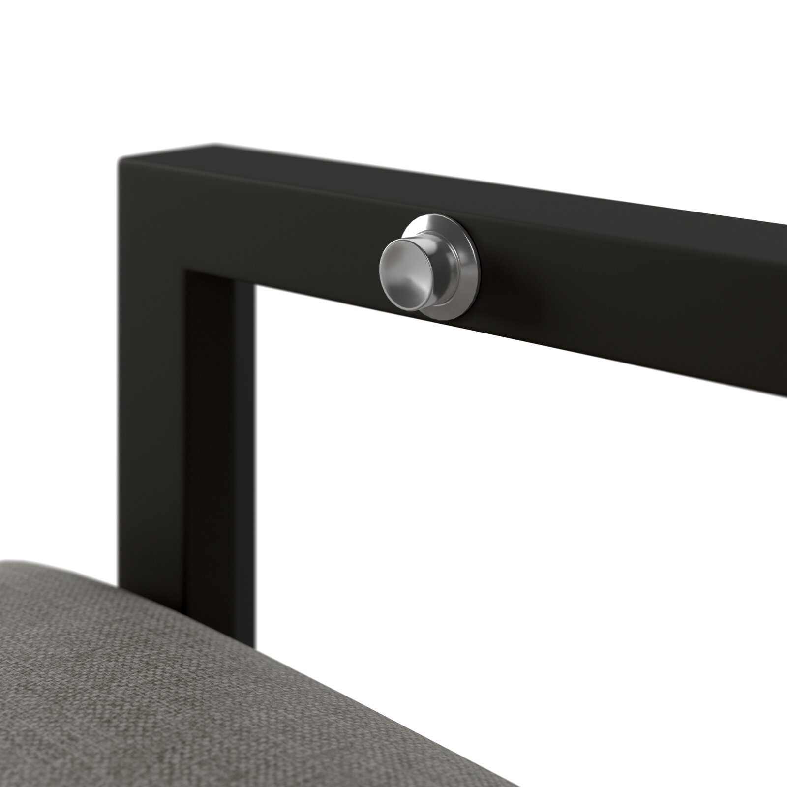 Close-up van een tuinstoel met een zwart metalen frame en grijze bekleding, gezien vanaf de zijkant