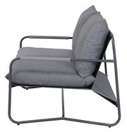 Seitenansicht eines modernen Loungesessels mit grauem Metallrahmen und grauen Kissen.