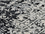 Nahaufnahme eines Designer-Teppichs mit schwarz-weißem Muster, diagonale Perspektive