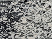 Nahaufnahme eines Designer-Teppichs mit schwarz-weißem Muster, diagonale Perspektive