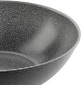 Nahaufnahme eines grauen Woks mit 30 cm Durchmesser, seitliche Perspektive