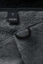 Graues Saunatuch mit JOOP!-Label, Nahaufnahme der Textur und Kante