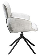 Seitenansicht eines modernen Armlehnstuhls mit hellgrauem Stoffbezug und schwarzem Metallgestell.