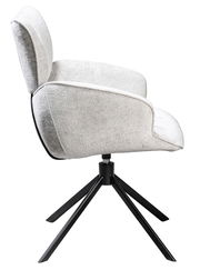 Seitenansicht eines modernen Armlehnstuhls mit hellgrauem Stoffbezug und schwarzem Metallgestell.