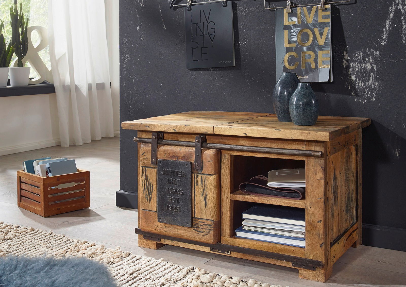 Rustikales TV-Board aus Holz mit Metallakzenten, seitliche Perspektive