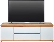 TV-Lowboard aus Holz mit weißer Frontansicht, darauf steht ein großer Flachbildfernseher.