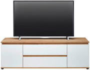 TV-Lowboard aus Holz mit weißer Frontansicht, darauf steht ein großer Flachbildfernseher.