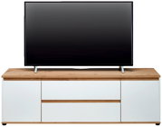 Houten tv-kast met een witte voorkant, waarop een grote flatscreen-tv staat.