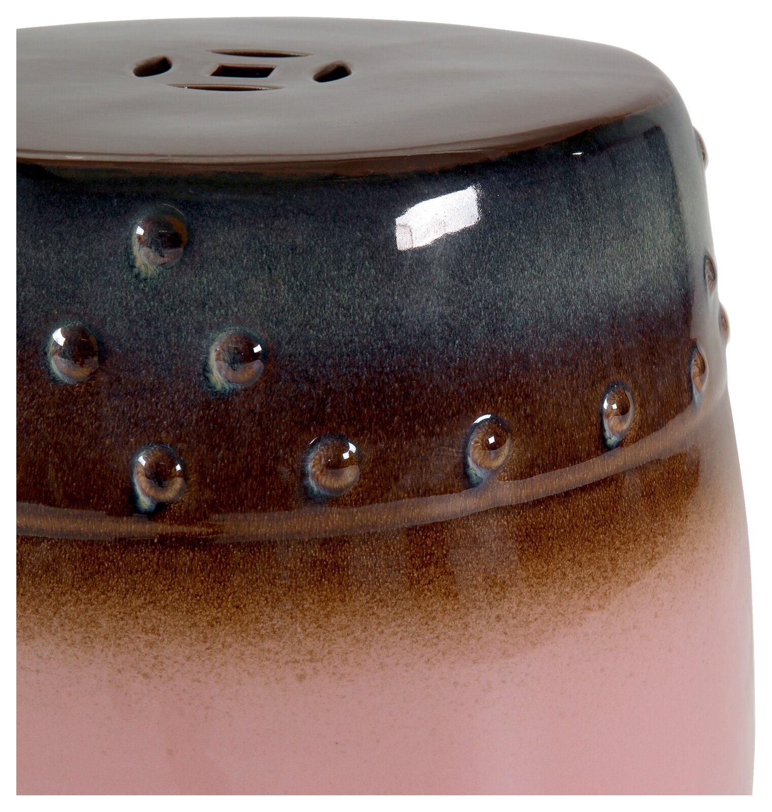 Nahaufnahme eines glasierten Keramik-Streuers in Braun- und Rosatönen mit Lochmuster auf der Oberseite, schräg von oben fotografiert.