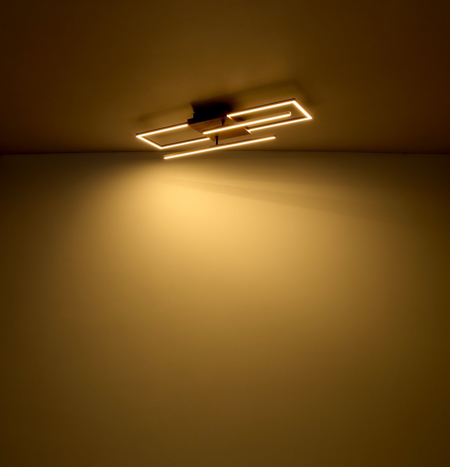 Moderne Deckenleuchte mit rechteckigem Design, von unten betrachtet, leuchtet warmes Licht aus.