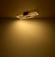 Moderne Deckenleuchte mit rechteckigem Design, von unten betrachtet, leuchtet warmes Licht aus.