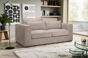 Beiges 2-Sitzer-Sofa mit Cordbezug und zwei Rückenkissen im modernen Wohnzimmer, schräg von vorne links fotografiert.
