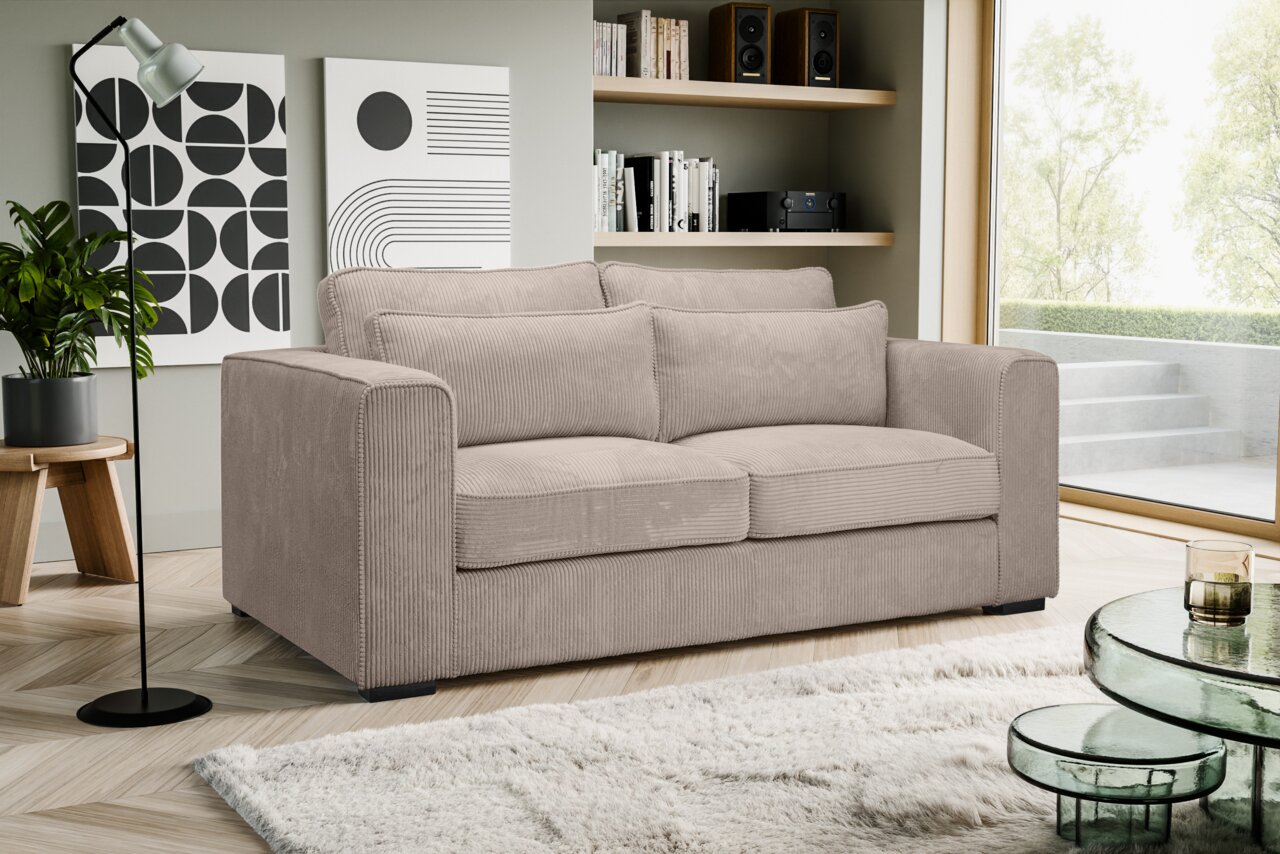 MID.YOU Sofa 2,5 Sitzer ALMERA Beiges 2-Sitzer-Sofa mit Cordbezug und zwei Rückenkissen im modernen Wohnzimmer, schräg von vorne links fotografiert.