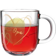 Glas-Tasse mit rotem Getränk, goldenen Herzmotiven und der Aufschrift 'Bester Opa', seitliche Perspektive