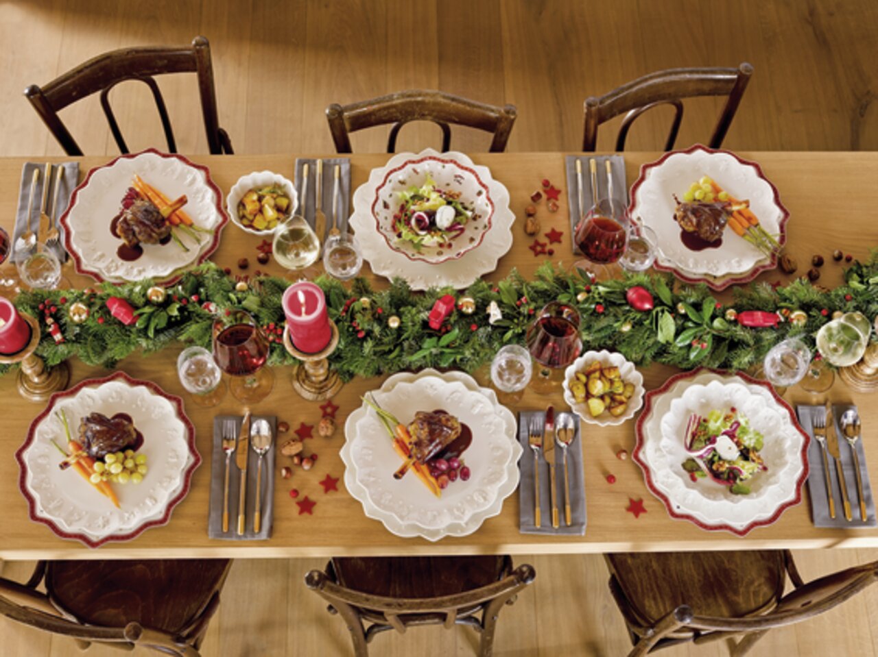 Villeroy & Boch Toy's Delight große Schale 25 cm Festlich gedeckter Tisch mit großen Schalen Ø 25cm, von oben fotografiert, dekoriert mit Weihnachtsdekoration und Kerzen.