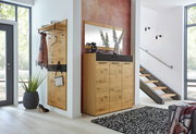 Moderner Flur mit Holz-Garderobe und Schuhschrank, seitliche Perspektive