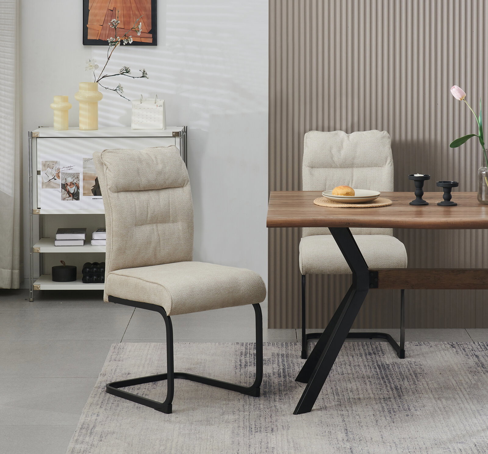Beiger, gepolsterter Freischwinger-Esszimmerstuhl mit schwarzem Metallgestell in modernem Wohnambiente am Holztisch, seitliche Perspektive