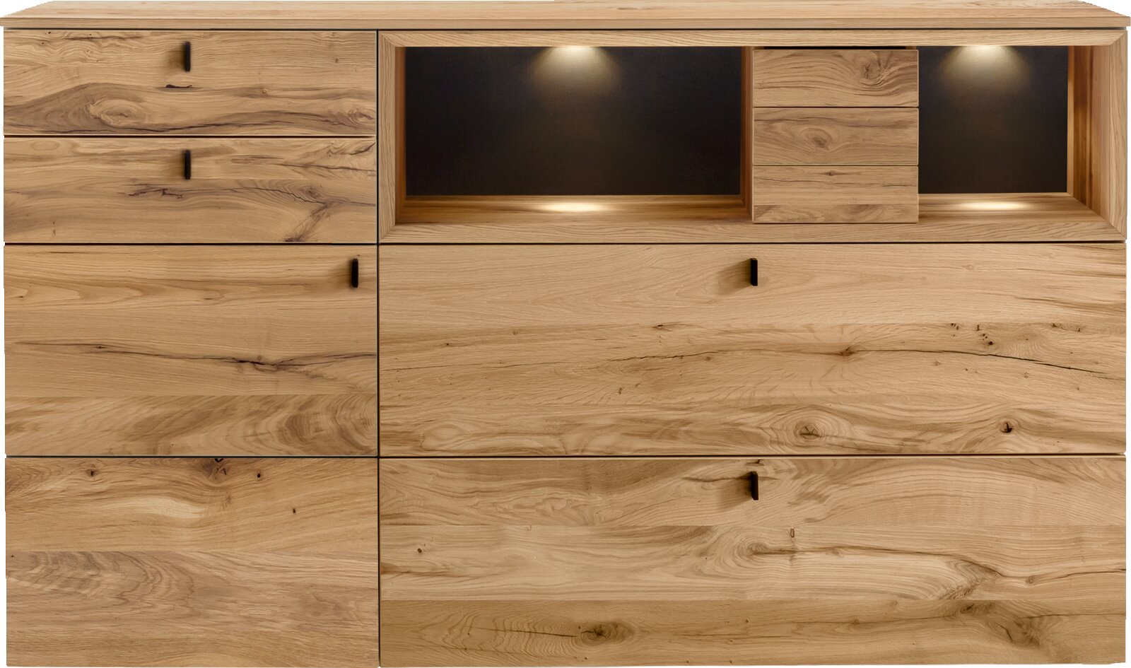 Venjakob Sideboard ANDIAMO 3.0 Frontansicht einer modernen Massivholz-Kommode aus hellem Holz mit markanter Maserung, mehreren Schubladen und Türen, offenem Ablagefach mit integrierter LED-Beleuchtung und schwarzen Griffen