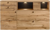Houten dressoir/commode met natuurlijke houtnerf, meerdere lades en deuren, open vak met geïntegreerde LED-verlichting en zwarte handgrepen, frontaal aanzicht.
