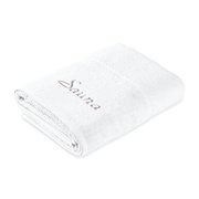 Gefaltetes weißes Saunatuch mit gesticktem Schriftzug 'Sauna', seitliche Perspektive