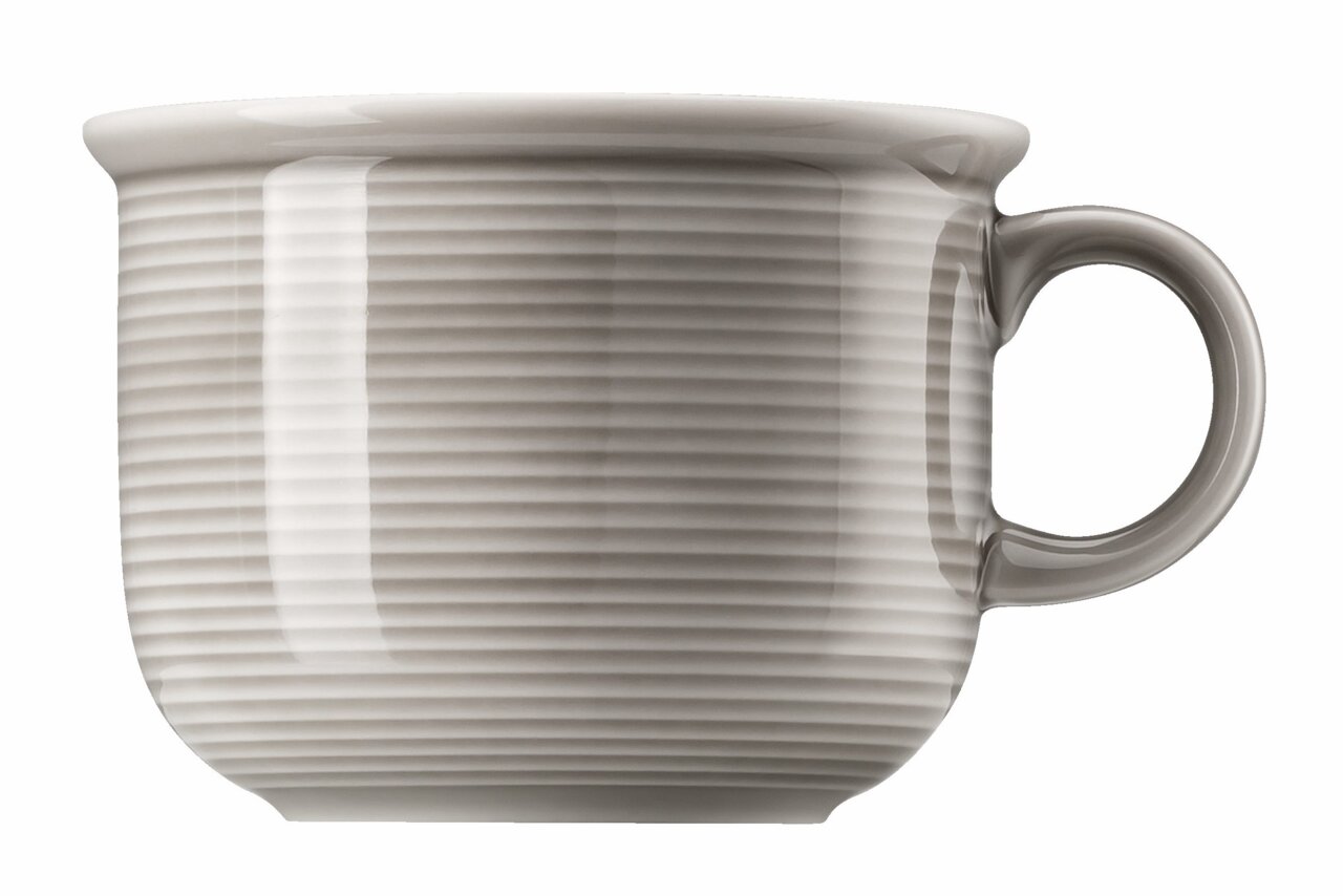 Seitliche Ansicht einer grauen, gerippten Kaffee-Obertasse mit Henkel.