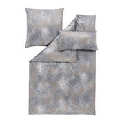 Bettwäsche-Set in Grau mit elegantem Muster, bestehend aus einem Deckenbezug und zwei Kissenbezügen, aus der Vogelperspektive.