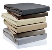 Stapel von Jersey-Spannbetttüchern in verschiedenen Farben, seitliche Perspektive