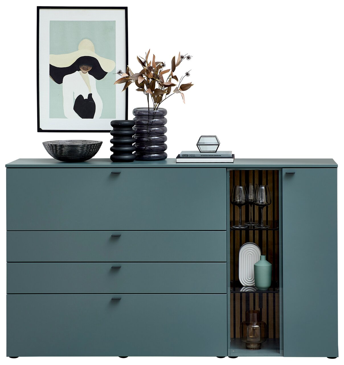Venjakob Sideboard VANYA Modernes Sideboard in Blaugrün mit vier Schubladen und einer Glastür, dekoriert mit Kunstobjekten und einem Bild, Frontalansicht.
