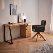 Moderner Schreibtisch aus Holz mit schwarzem Metallgestell, seitlich mit Schubladenblock, dekoriert mit Bildern und Lampe, seitliche Perspektive