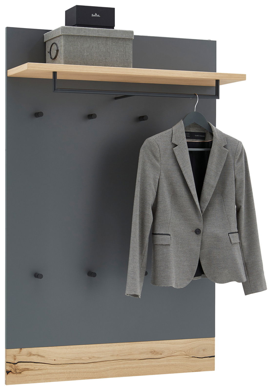Dieter Knoll Garderobenpaneel breit ARCO TREND Garderobenpaneel in Frontalansicht mit grauer Oberfläche, Holzbodenleiste, mehreren Haken, einer Ablage und einer Kleiderstange mit einem grauen Blazer.