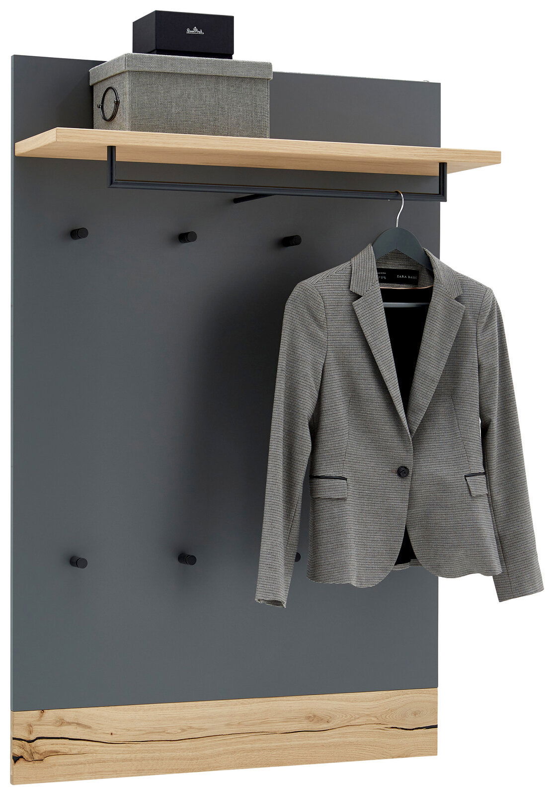 Dieter Knoll Garderobenpaneel breit ARCO TREND Garderobenpaneel in Frontalansicht mit grauer Oberfläche, Holzbodenleiste, mehreren Haken, einer Ablage und einer Kleiderstange mit einem grauen Blazer.