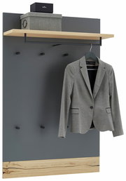 Garderobenpaneel in Frontalansicht mit grauer Oberfläche, Holzbodenleiste, mehreren Haken, einer Ablage und einer Kleiderstange mit einem grauen Blazer.