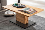 Moderner Couchtisch aus Holz mit rechteckiger Tischplatte, zentralem Standfuß und schwarzer Bodenplatte, seitliche Perspektive.