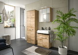 Moderne Badkombination aus Holz mit Waschbecken, Spiegelschrank und hohem Schrank, seitliche Perspektive.