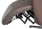 Close-up van een bruine tv-fauteuil met een zichtbaar metalen mechanisme aan de zijkant.