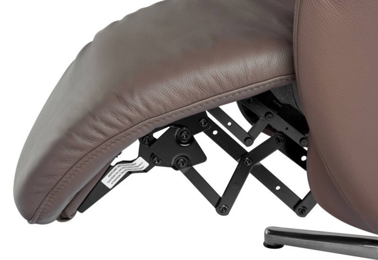 Close-up van een bruine tv-fauteuil met een zichtbaar metalen mechanisme aan de zijkant.