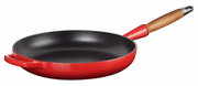 Rote Bratpfanne mit Holzgriff, seitliche Perspektive