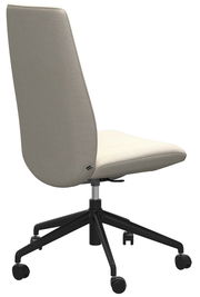 Rückansicht eines modernen Home Office Stuhls mit hellgrauem Stoffbezug und schwarzem Drehfuß auf Rollen.