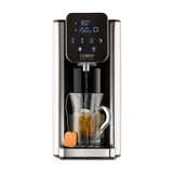 Frontansicht eines modernen Heißwasserspenders mit digitalem Display, der heißes Wasser in eine Glastasse mit Teebeutel gießt.