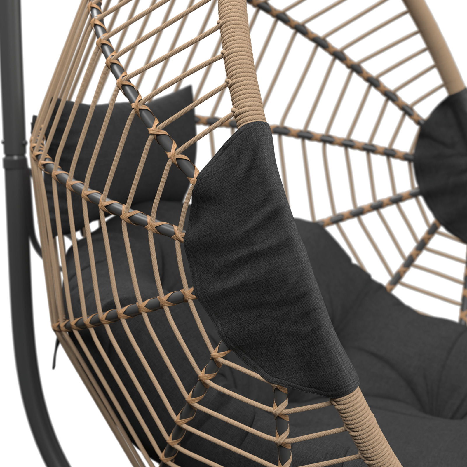 Nahaufnahme eines Hängesessels mit geflochtenem Rattangestell und dunklen Kissen, seitliche Perspektive.