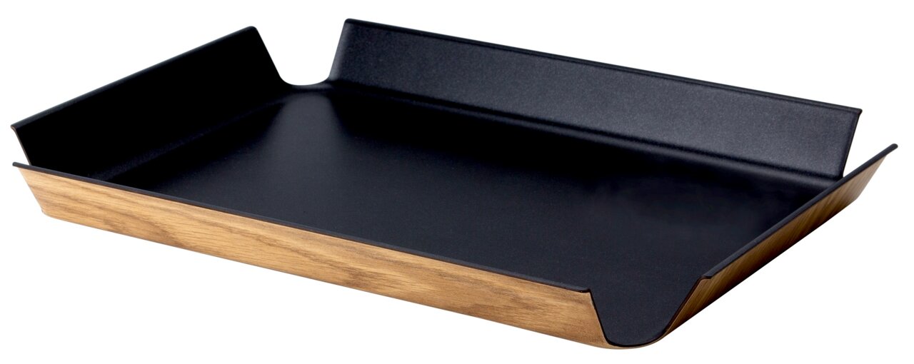 Schwarzes, rutschfestes Tablett mit Holzoptik an den Seiten, aus seitlicher Perspektive fotografiert.