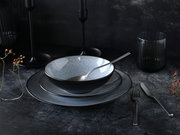 Elegantes Kombiservice 16-tlg in dunklem Design, bestehend aus Schüssel, Teller und Besteck, auf dunklem Hintergrund von schräg oben fotografiert.