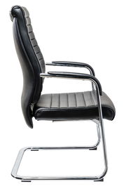 Seitenansicht eines eleganten schwarzen Schwingstuhls mit verchromtem Gestell und gepolsterten Armlehnen.