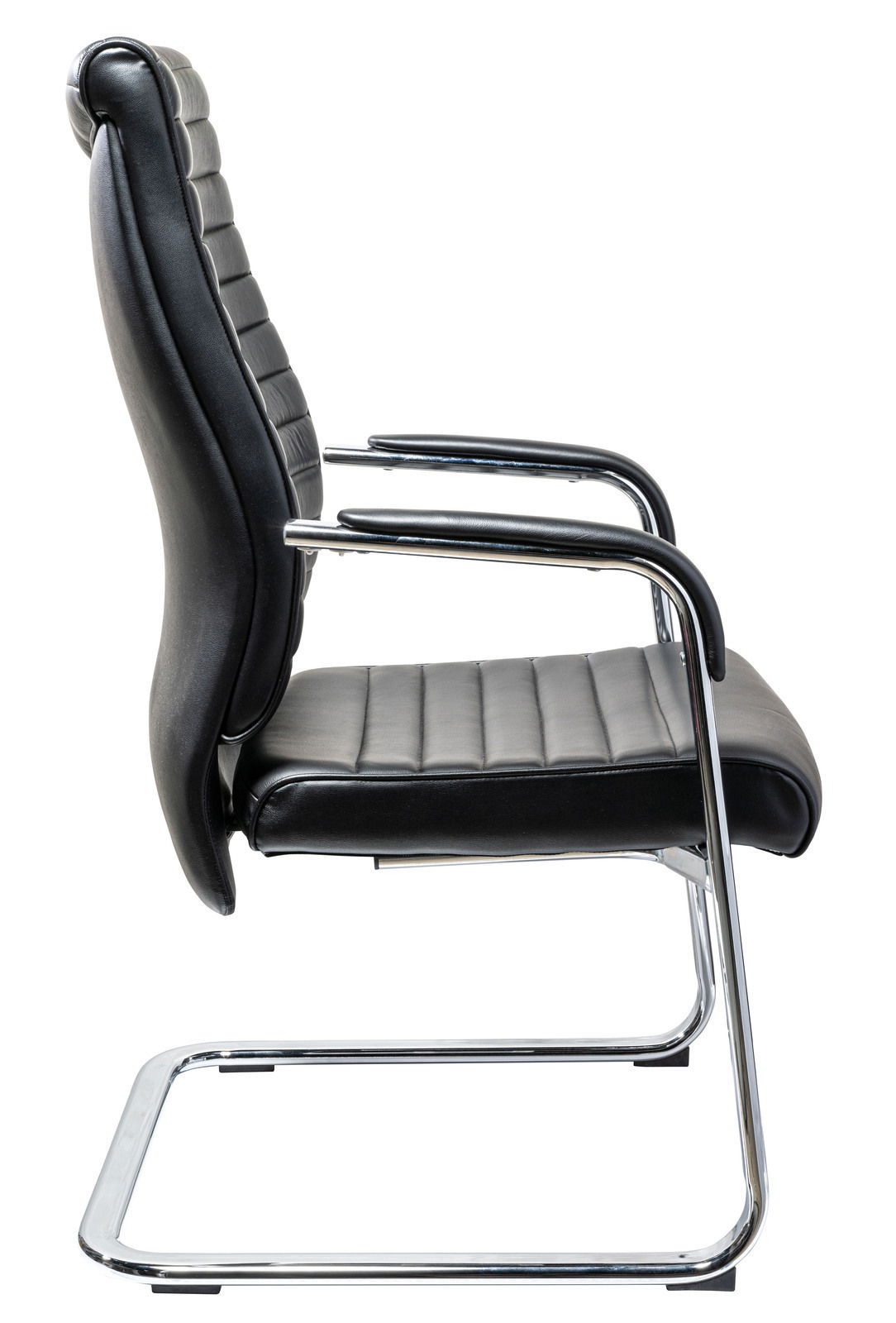 Seitenansicht eines eleganten schwarzen Schwingstuhls mit verchromtem Gestell und gepolsterten Armlehnen.